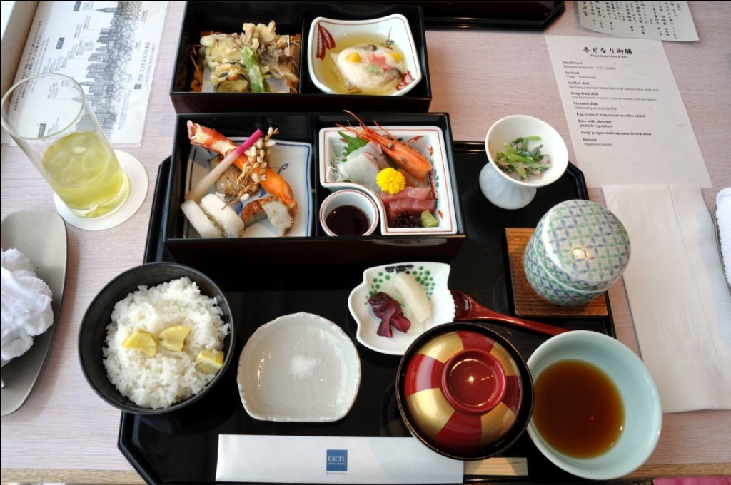 tempura_sashimi_pickles_ris_og_misosuppe_6289116752